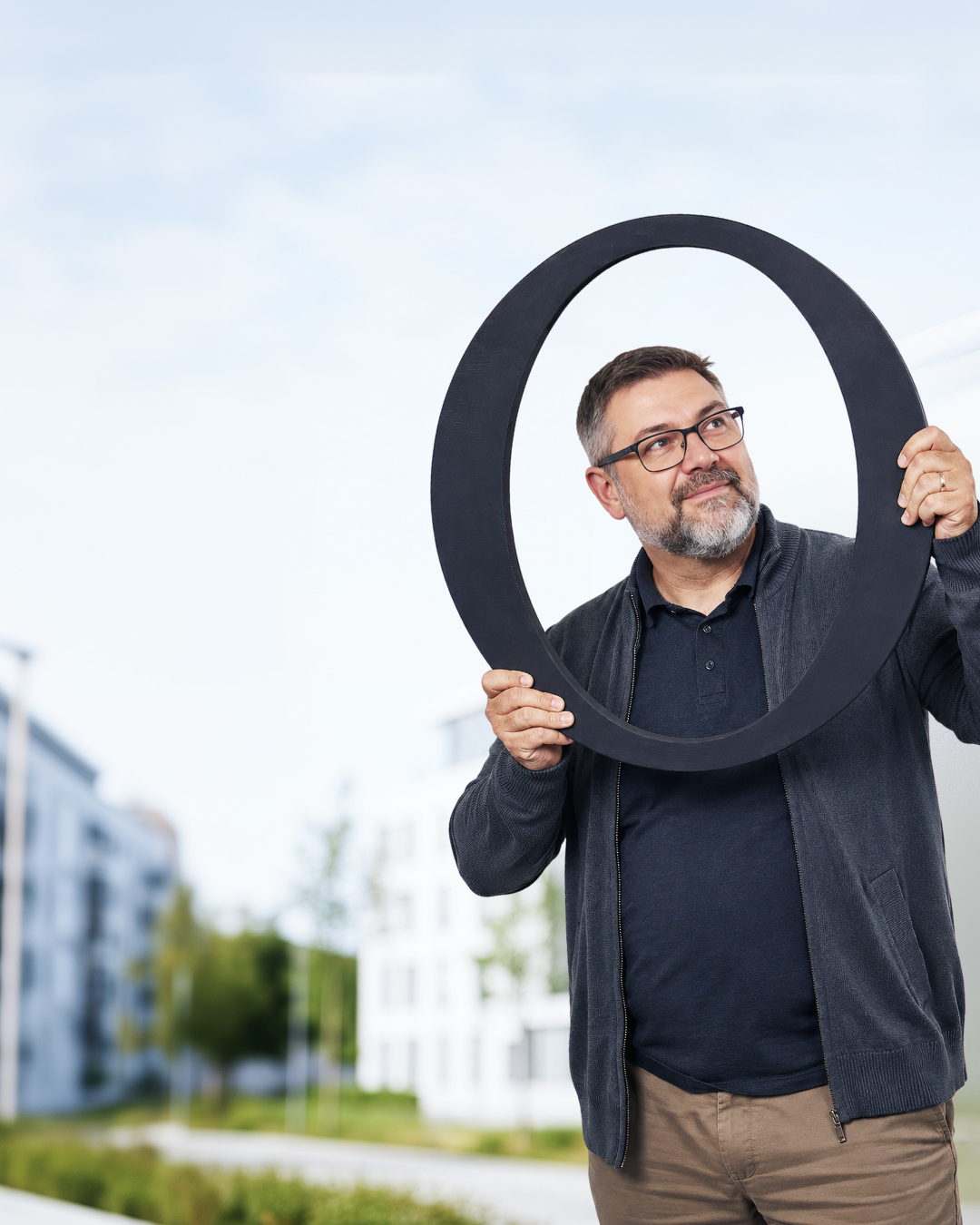 Mitarbeitender der Stadt Oldenburg mit dem O-Logo