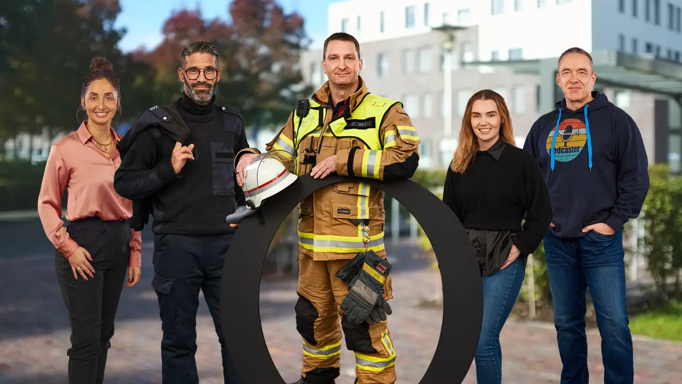 Beschäftigte der Stadt Oldenburg aus verschiedenen Berufen vor dem O-Logo